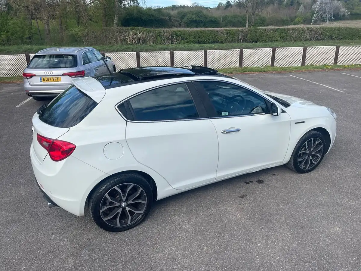 2012-alfa-romeo-giulietta-20td-lusso-170-bhp-tct-big-48