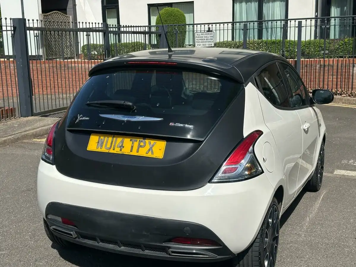 2014-chrysler-ypsilon-12-s-big-21