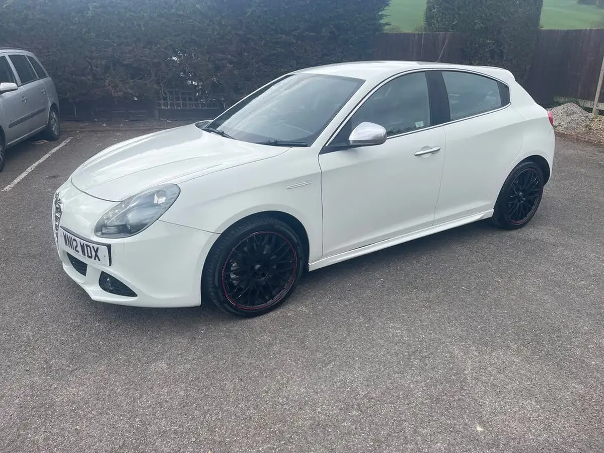 2012-alfa-romeo-giulietta-20td-veloce-170bhp-tct-big-12