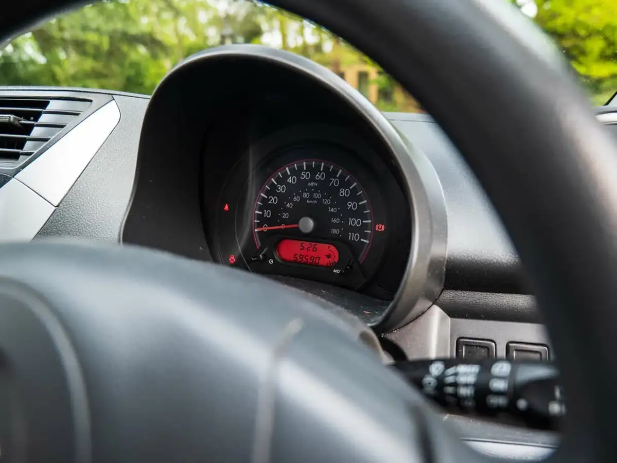 2013-suzuki-alto-10-sz3-big-26