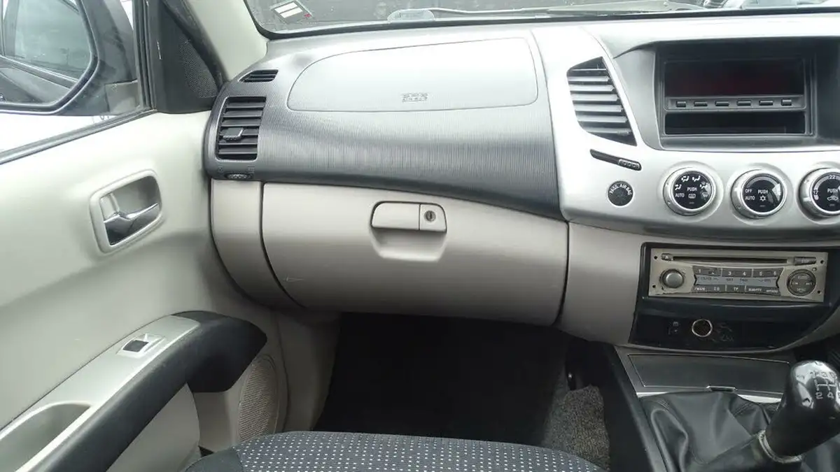 2010-mitsubishi-l200-25td-trojan-big-50