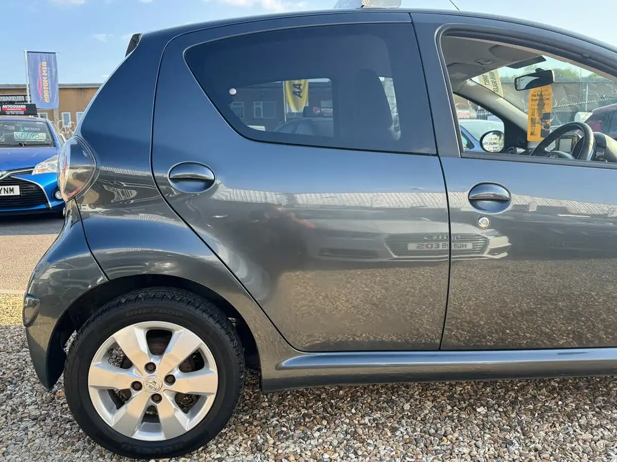 2012-toyota-aygo-10-aygo-go-5d-big-19