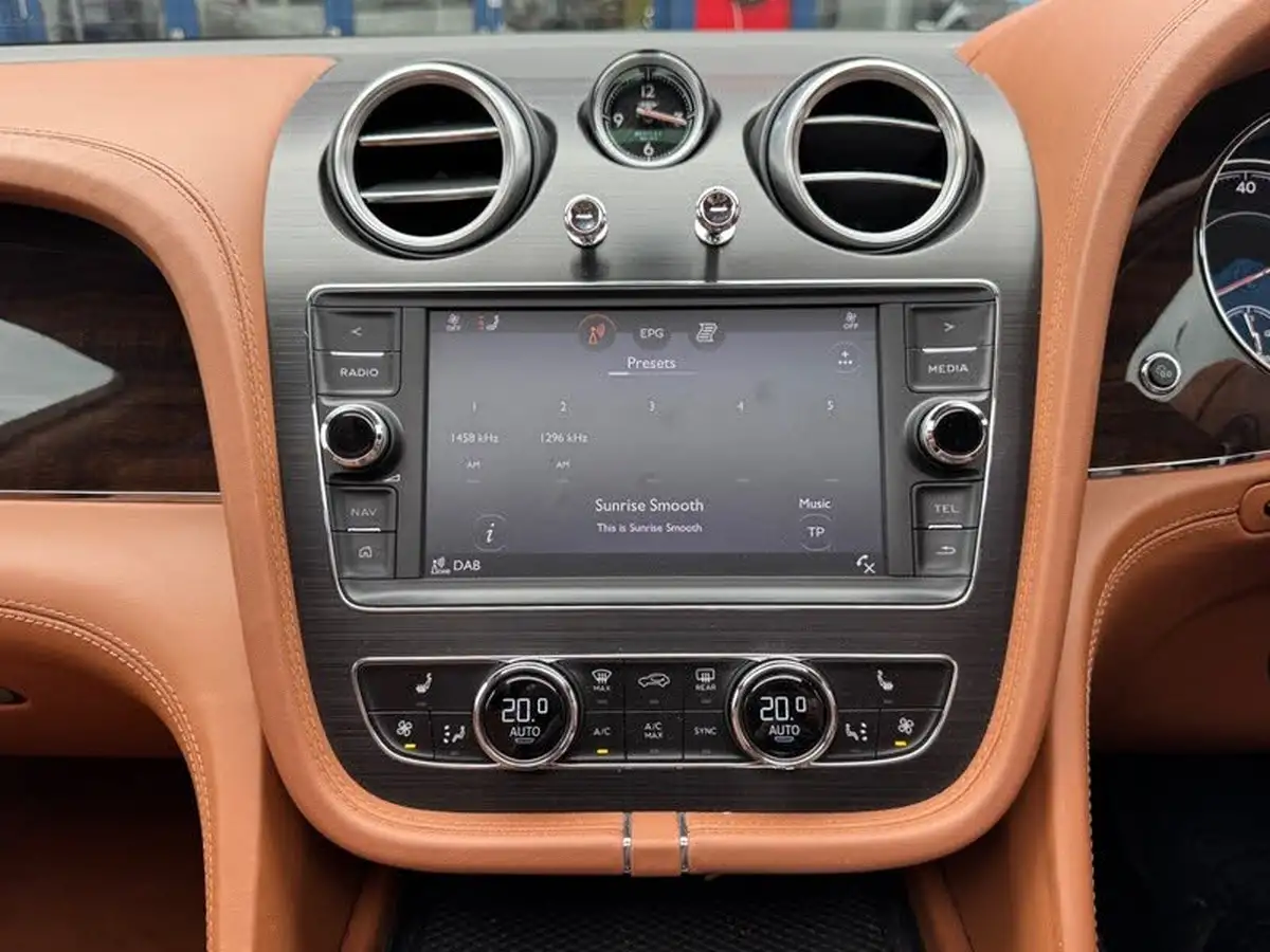 2019-bentley-bentayga-40-v8-big-11