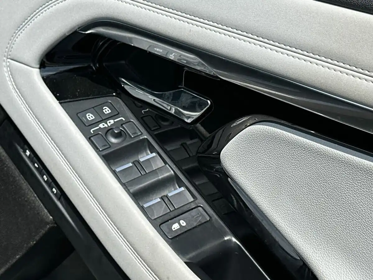 2022-land-rover-range-rover-evoque-15-p300e-r-dynamic-se-big-18
