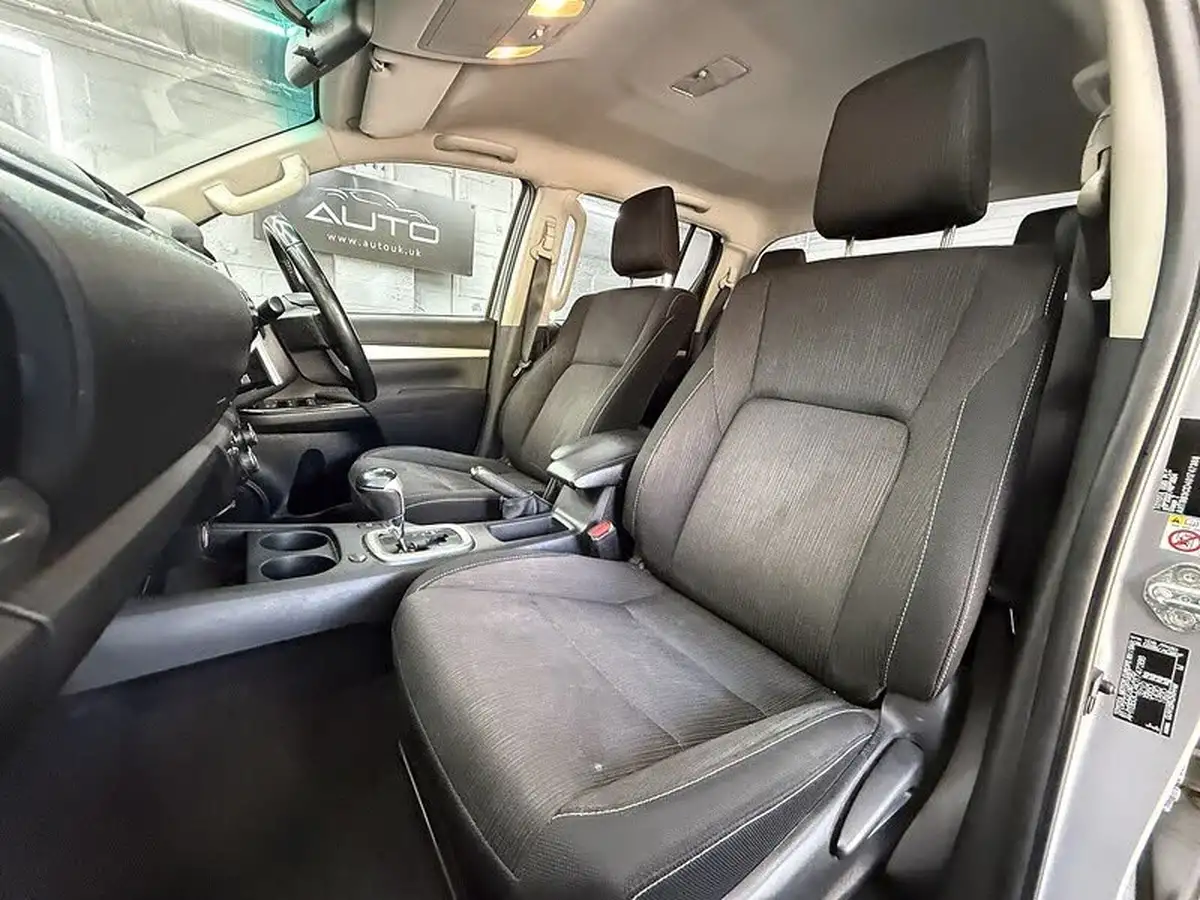 2018-toyota-hi-lux-24d-invincible-ss-auto-big-45