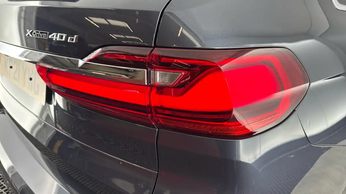 2021-bmw-x7-30td-xdrive-40d-m-sport-big-25