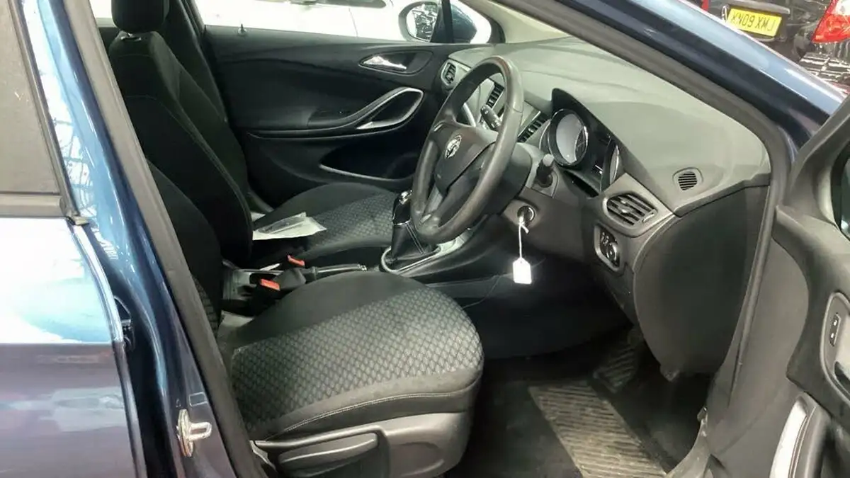 2016-vauxhall-astra-14i-design-hatchback-1399cc-big-6