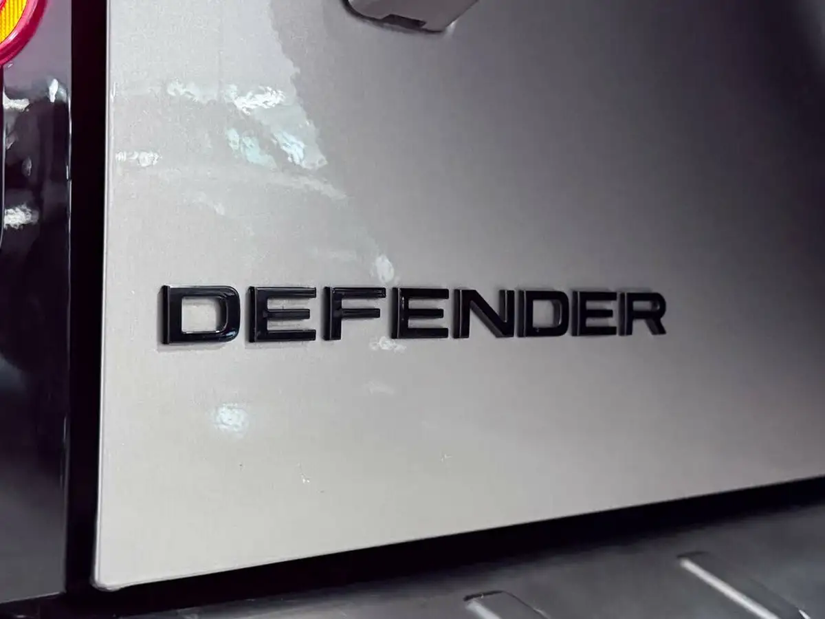 2022-land-rover-110-defender-50-p525-v8-big-23