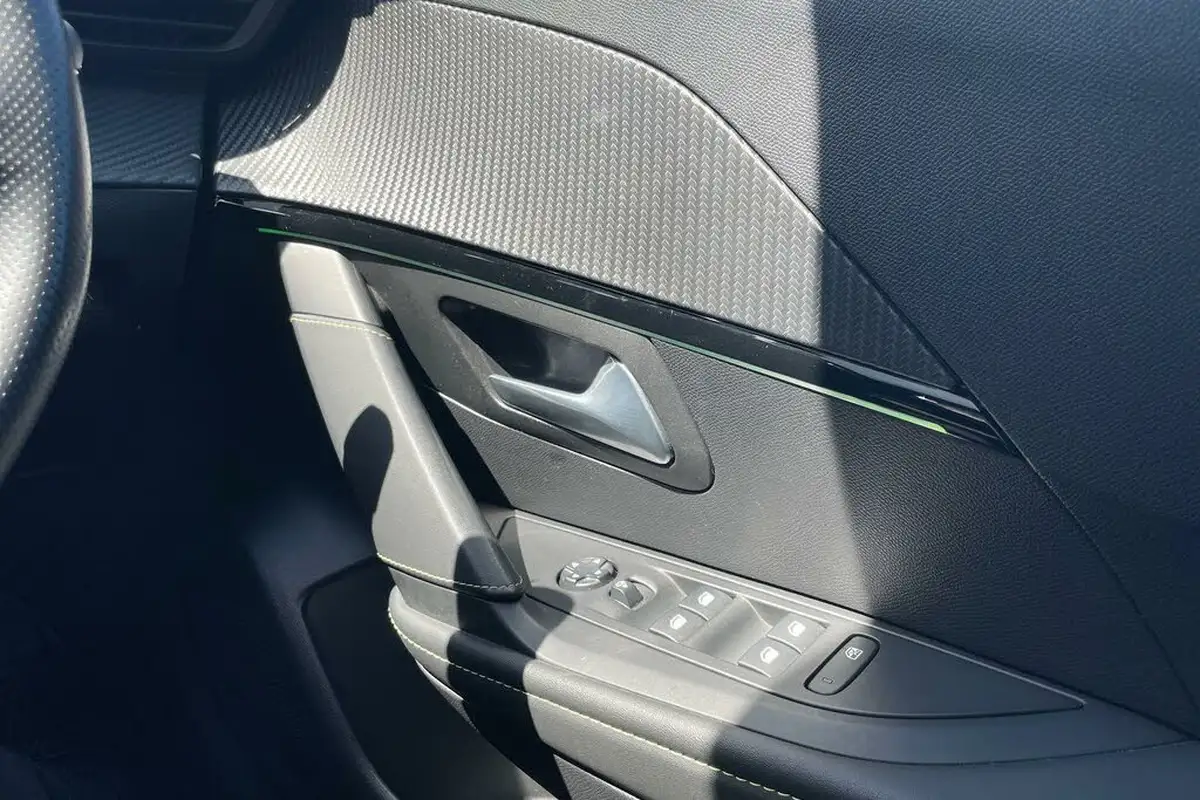 2021-peugeot-208-e-gt-50kwh-big-38