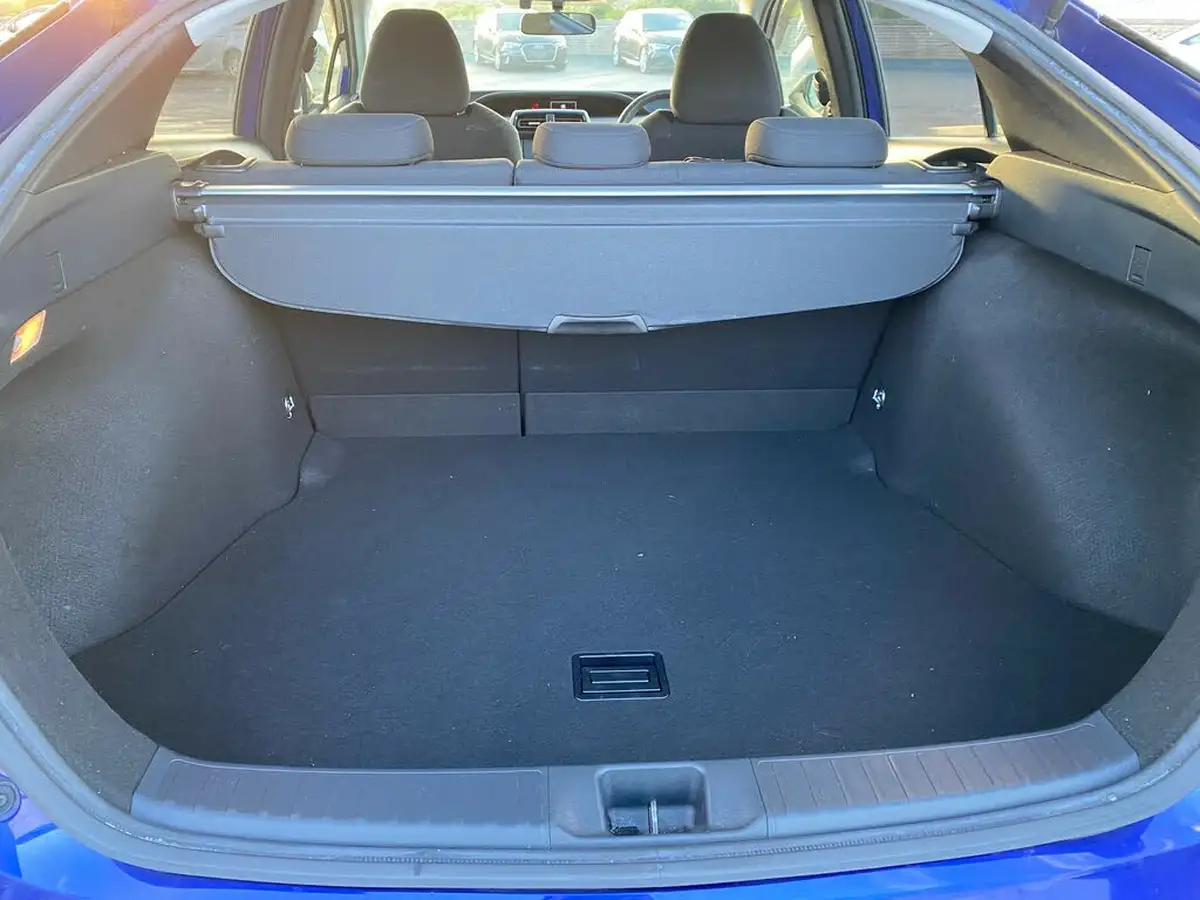 2016-toyota-prius-big-43