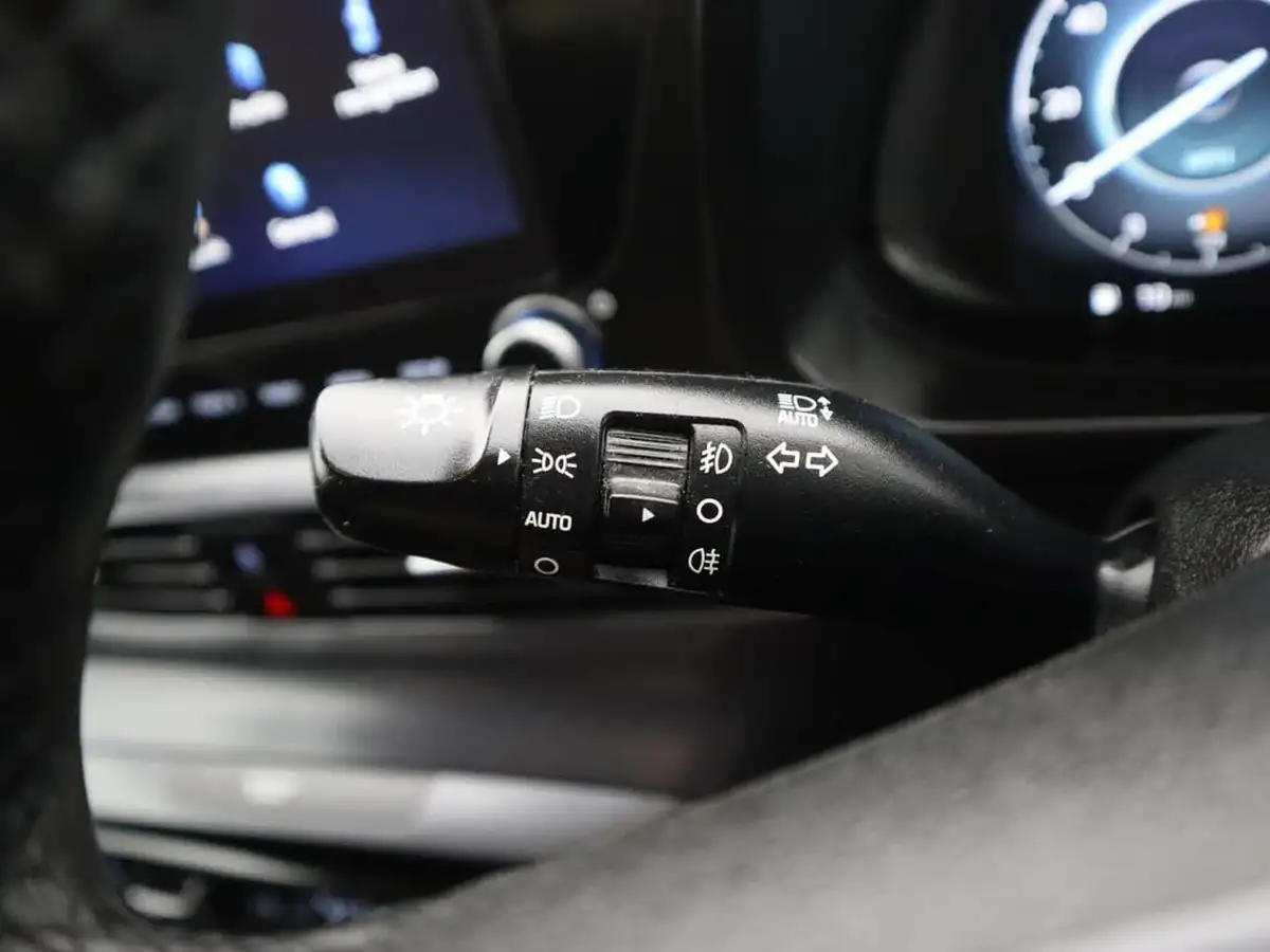 2023-hyundai-i20-10-t-gdi-premium-48-volt-hybrid-eclutch-imt-big-32