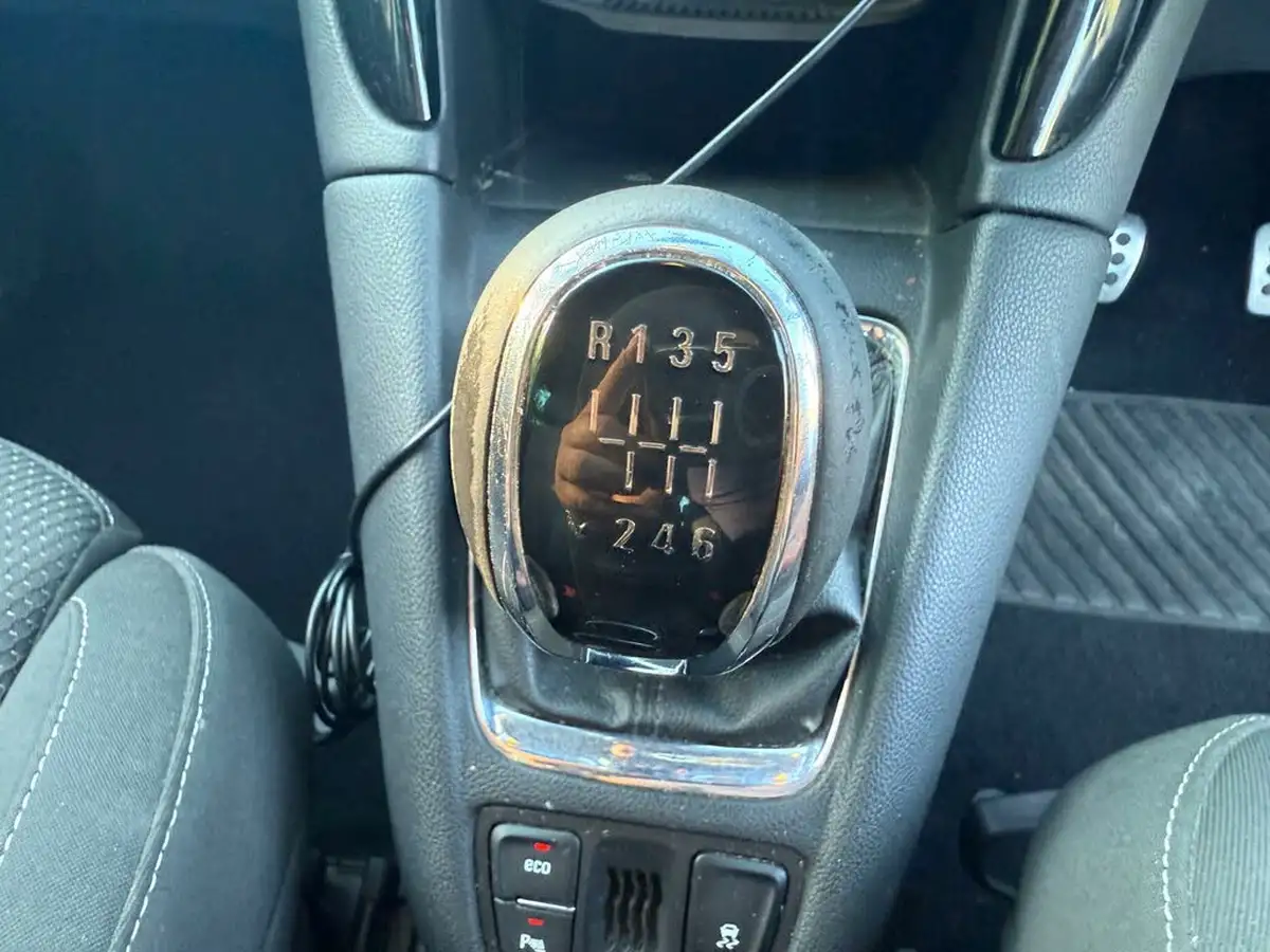 2012-vauxhall-zafira-tourer-20cdti-sri-big-23
