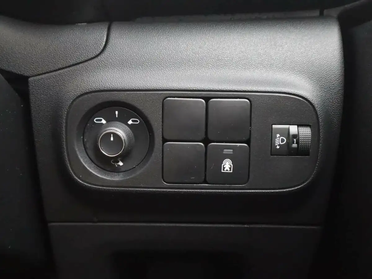 2022-citroen-c3-12-puretech-shine-plus-110ps-ss-eat6-big-34