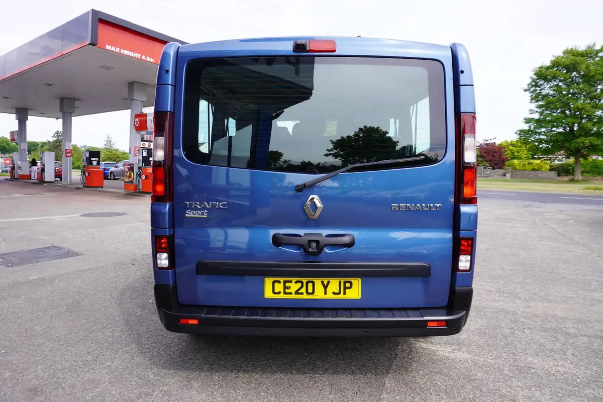 2020-renault-trafic-passenger-20dci-ll30-170-sport-nav-big-14