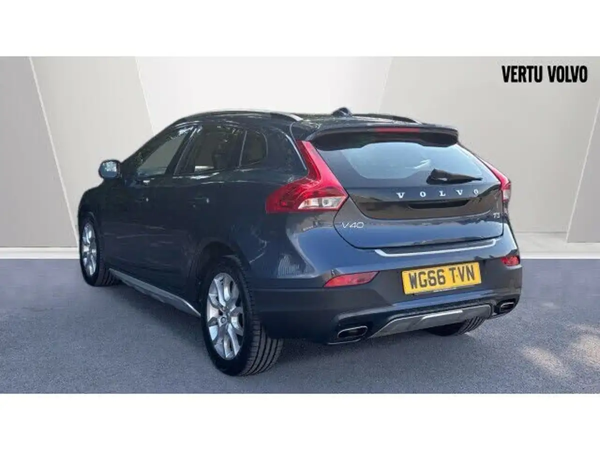 2016-volvo-v40-20-t3-cross-country-pro-big-1