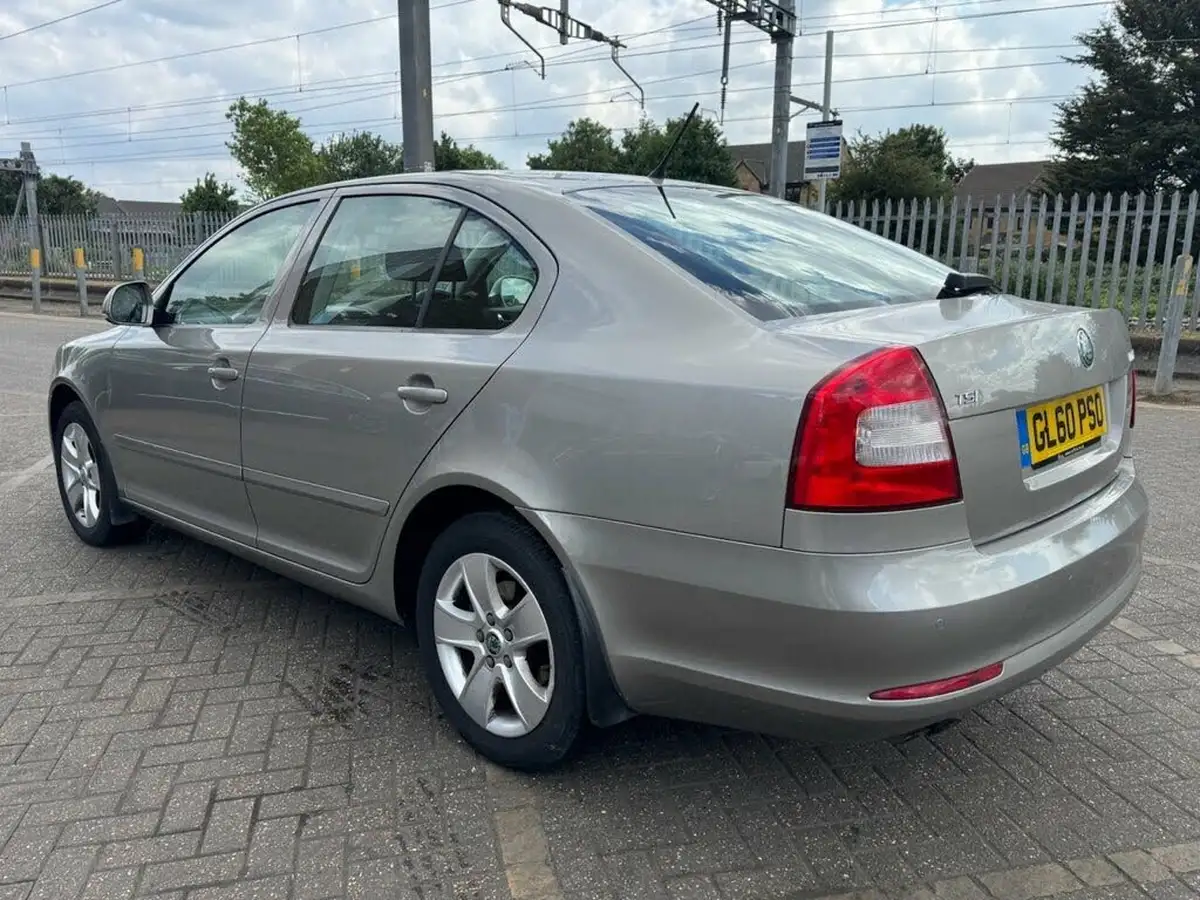 2011-skoda-octavia-14-elegance-124ps-hatchback-dsg-big-5