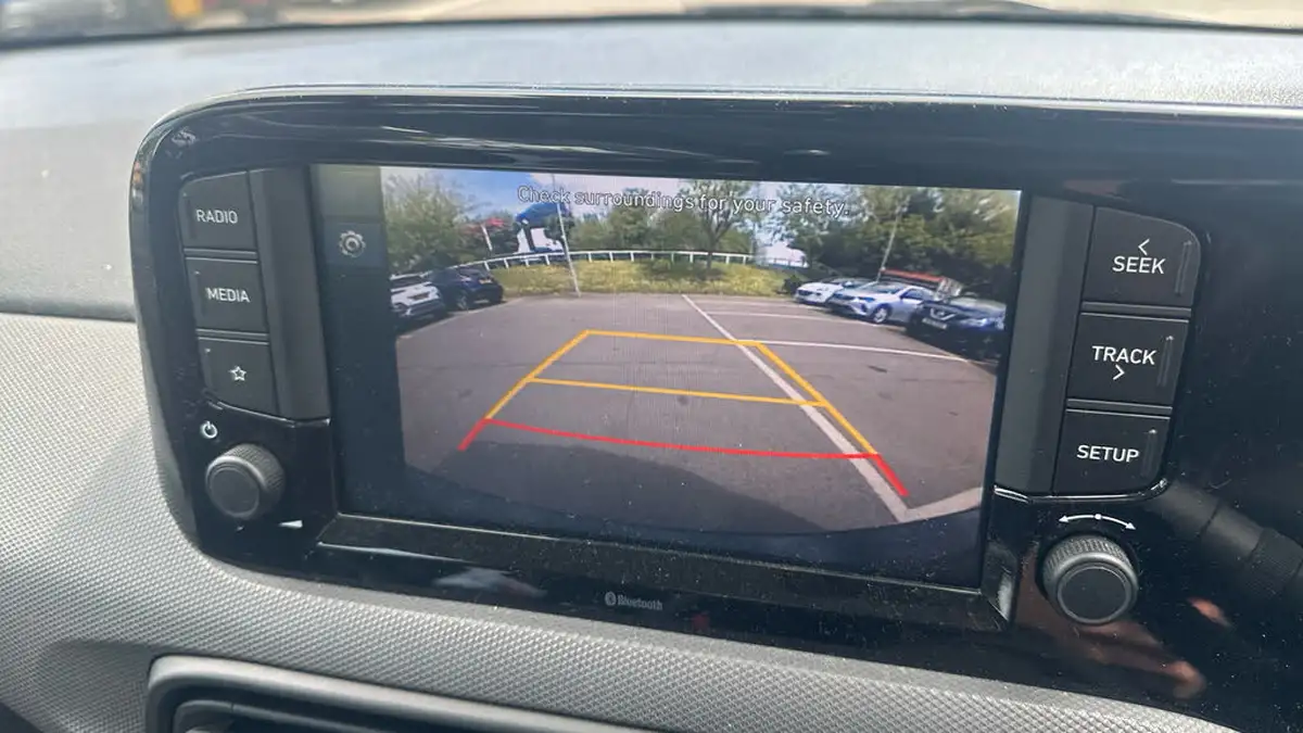 2022-hyundai-i10-12-se-connect-auto-big-23