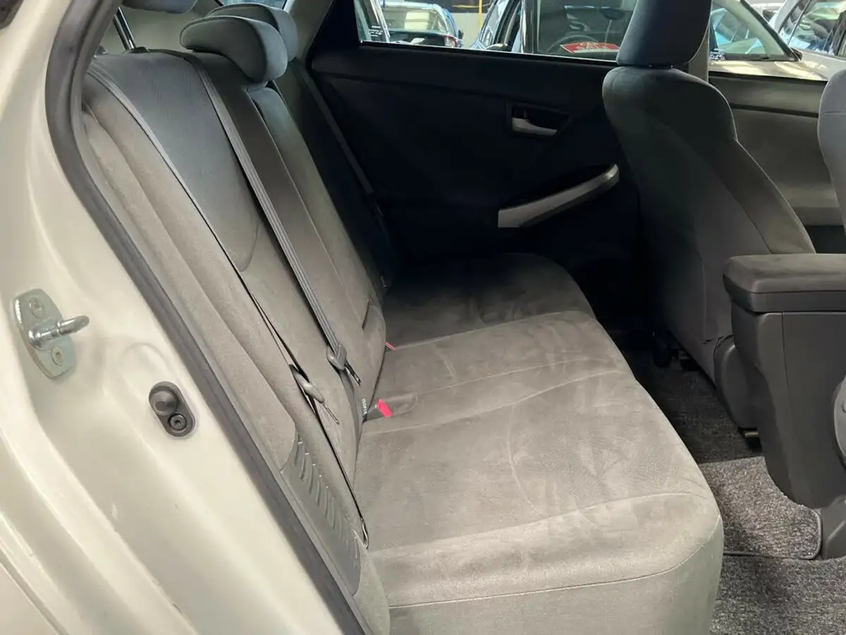 2010-toyota-prius-big-17
