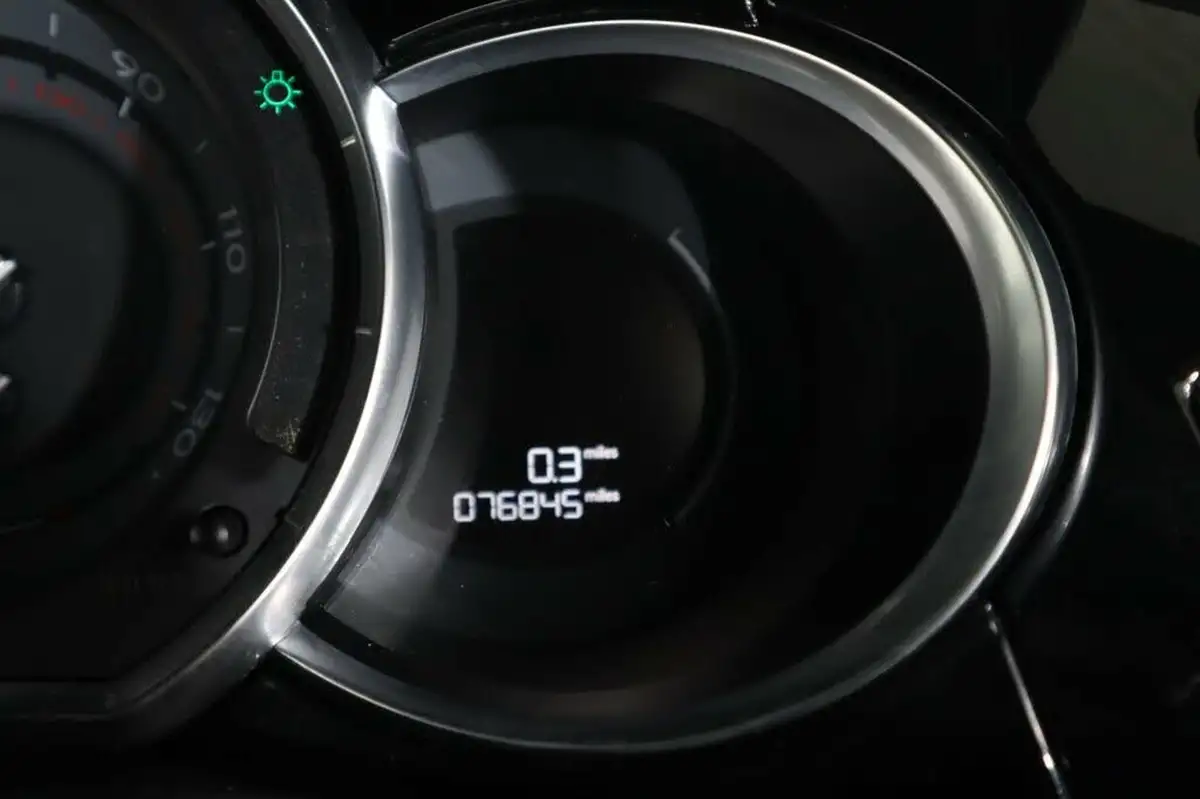 2014-citroen-ds3-cabrio-16e-hdi-dstyle-plus-big-17