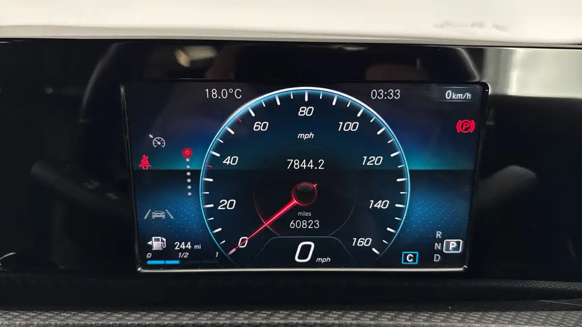 2022-mercedes-benz-a-class-20d-a180d-se-8g-dct-big-12