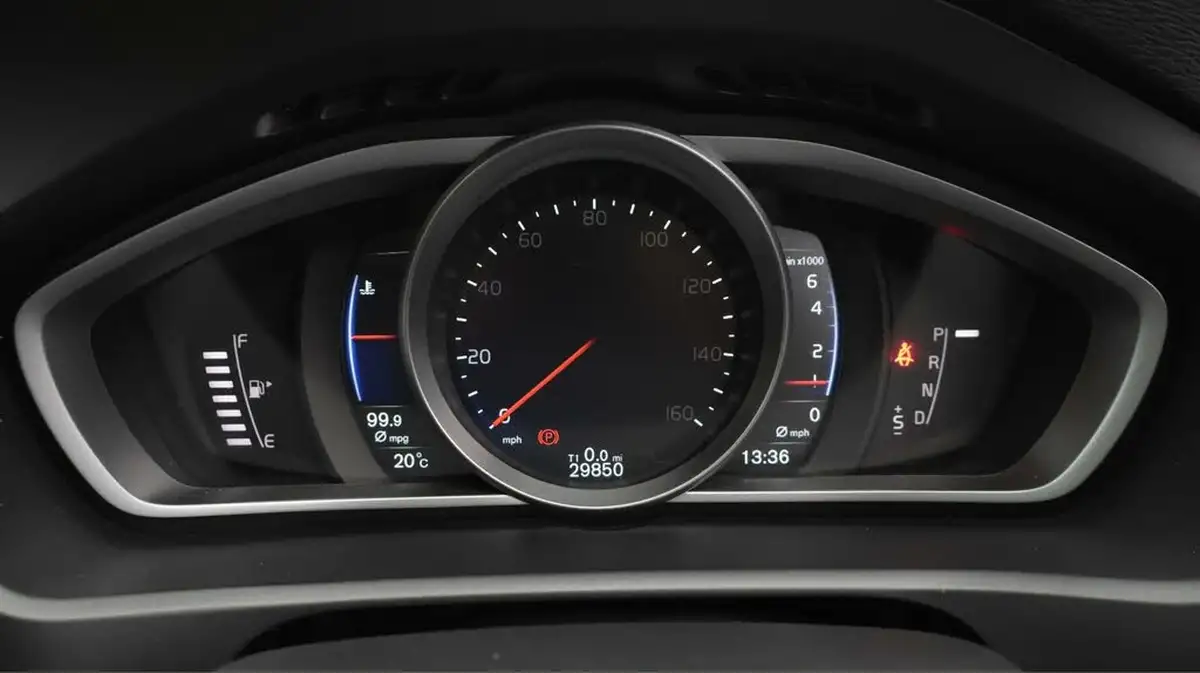 2018-volvo-v40-15-t2-r-design-nav-plus-big-9
