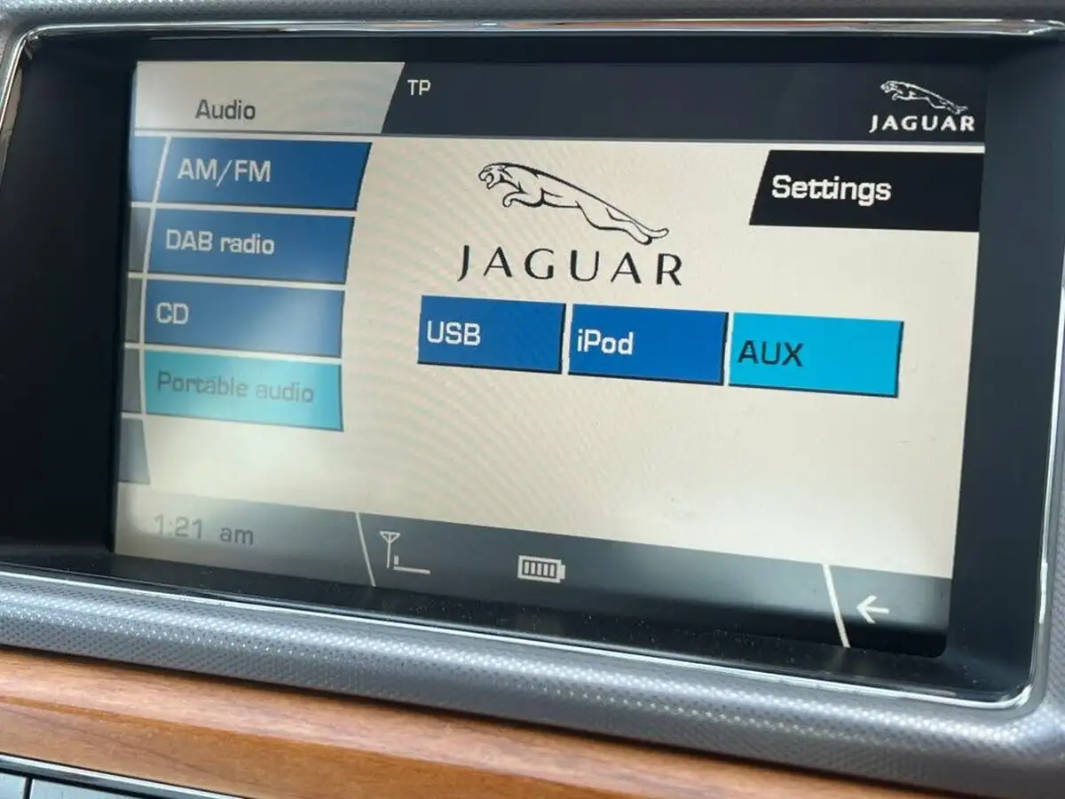 2010-jaguar-xf-30-luxury-big-36