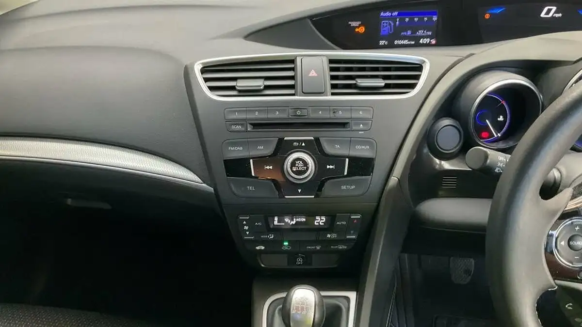 2015-honda-civic-18-s-1-cd-hatchback-big-9