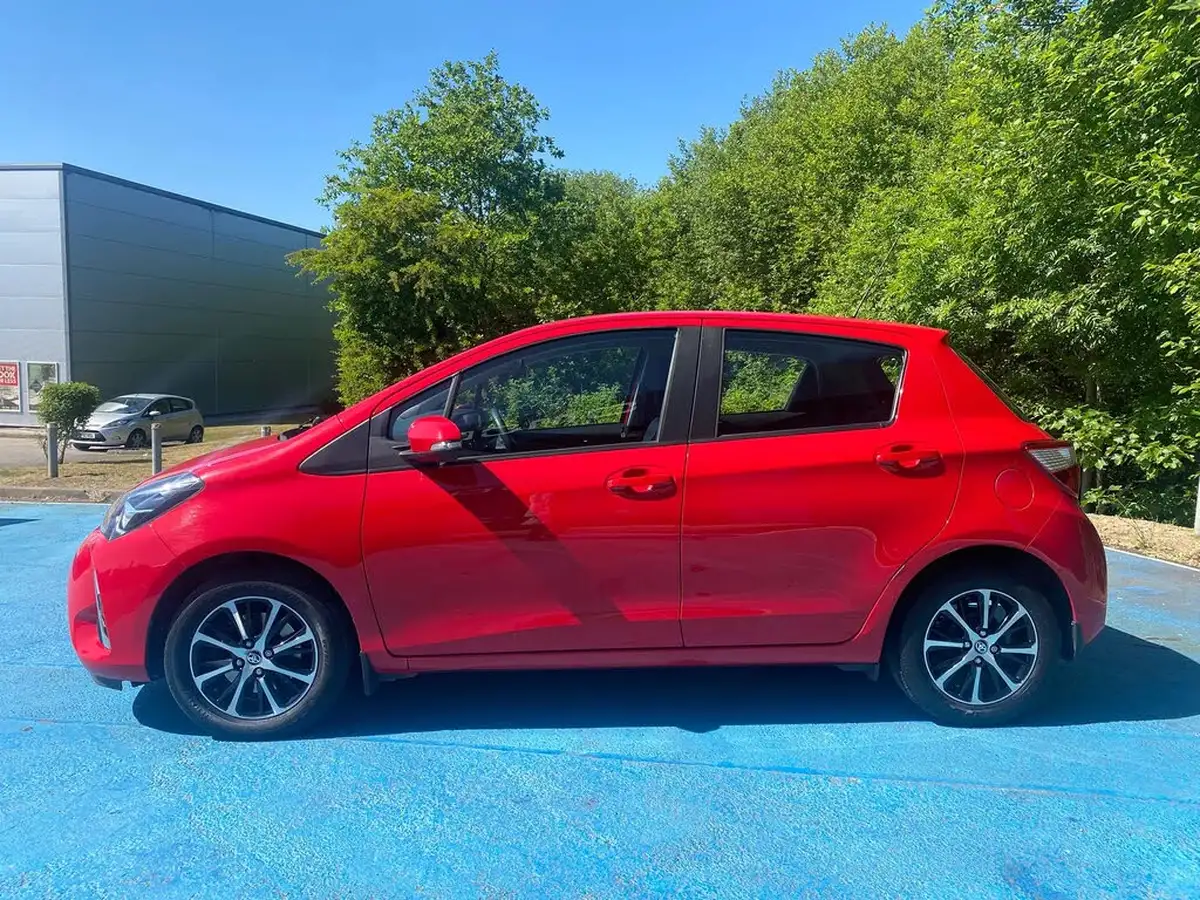 2019-toyota-yaris-15-vvt-i-icon-tech-111bhp-1496cc-big-3