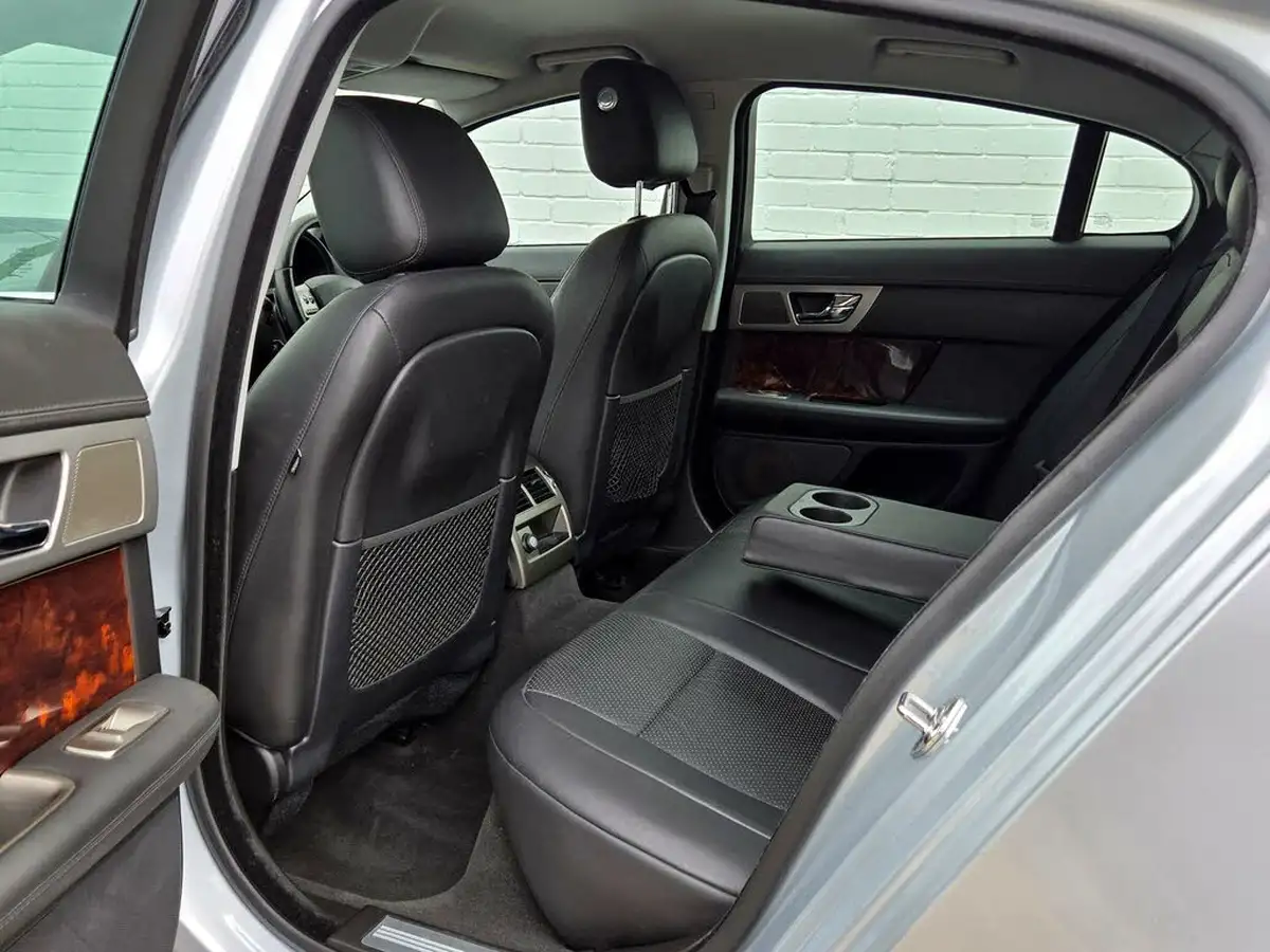 2010-jaguar-xf-30-premium-luxury-big-34