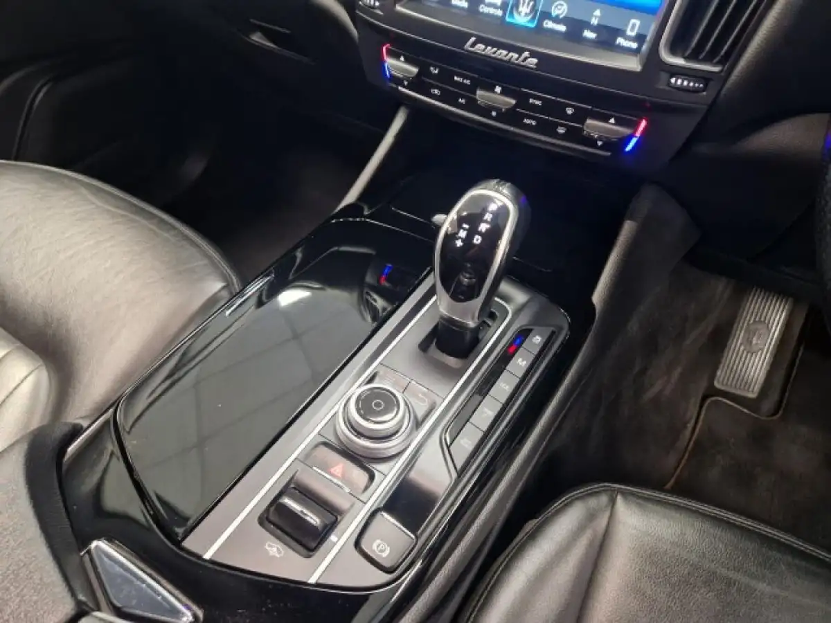2017-maserati-levante-30td-awd-big-25