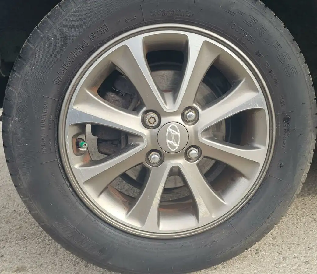 2015-hyundai-i10-12-premium-big-18
