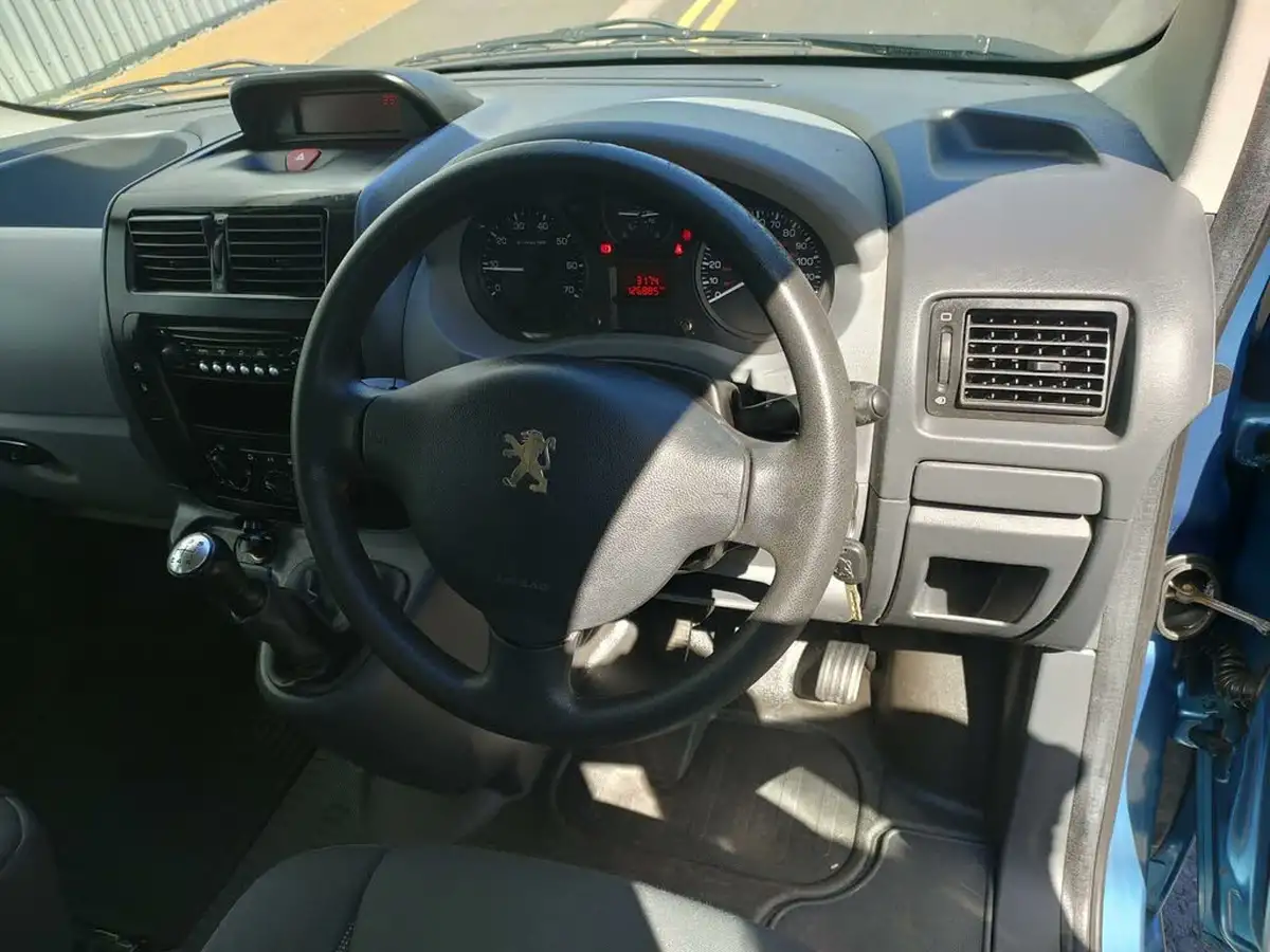2011-peugeot-expert-tepee-16td-tepee-comfort-l2-big-13