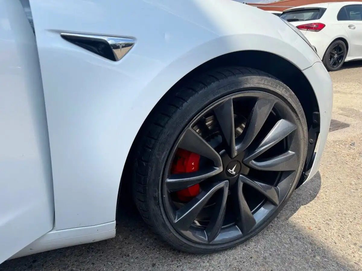 2020-tesla-model-3-e-performance-big-21