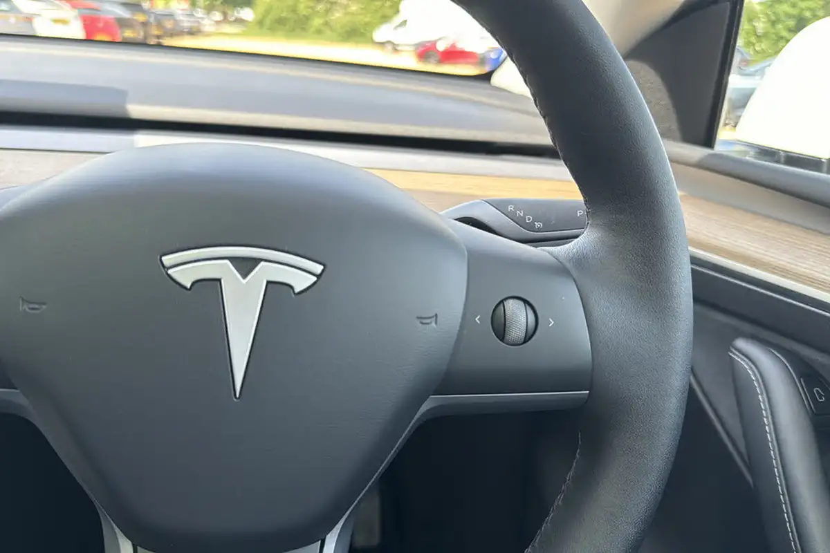 2022-tesla-model-y-e-long-range-big-17