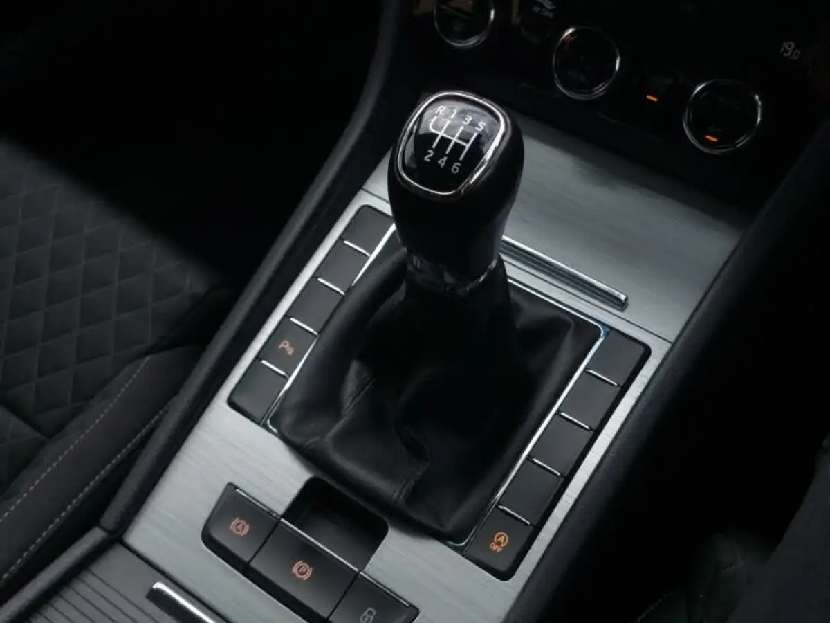 2021-skoda-superb-20tdi-se-150ps-estate-big-14