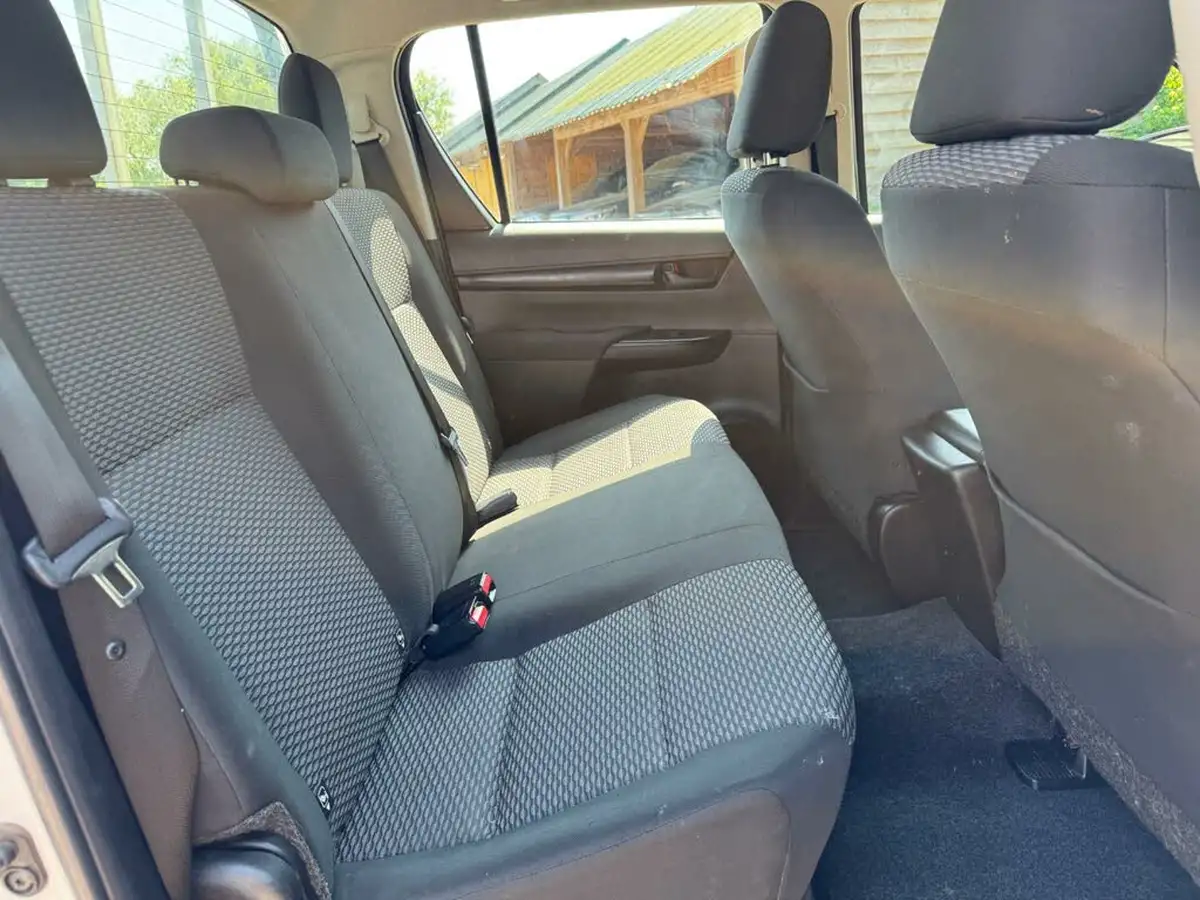 2019-toyota-hi-lux-24d-4d-active-150hpeu6dt-e-32t-double-pick-up-big-9