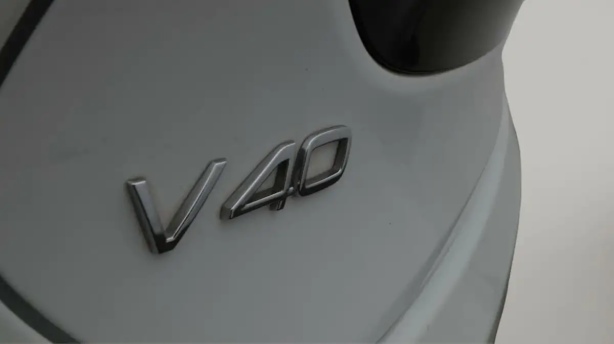 2018-volvo-v40-20-t3-r-design-nav-plus-big-20