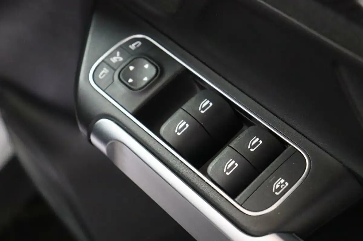 2021-mercedes-benz-glb-class-13-glb-200-amg-line-premium-plus-driving-assistance-big-18