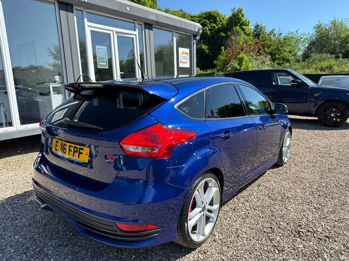 2016-ford-focus-20tdci-st2-hatchback-big-2