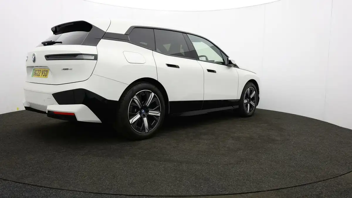 2022-bmw-ix-e-xdrive-40-m-sport-big-31