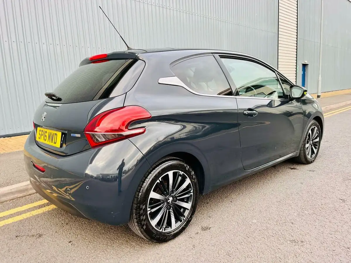 2016-peugeot-208-12-puretech-allure-82bhp-3d-big-7