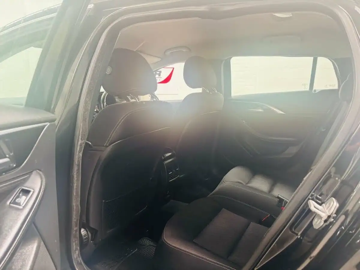 2016-infiniti-q30-15d-se-big-22