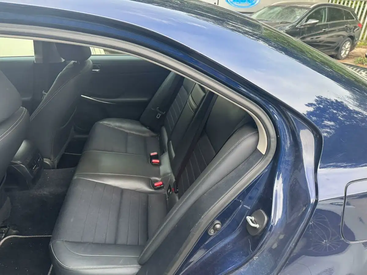 2013-lexus-is-300h-25-luxury-big-10