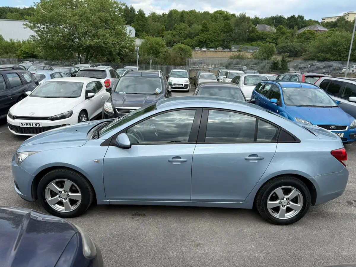 2010-chevrolet-cruze-16-ls-big-3