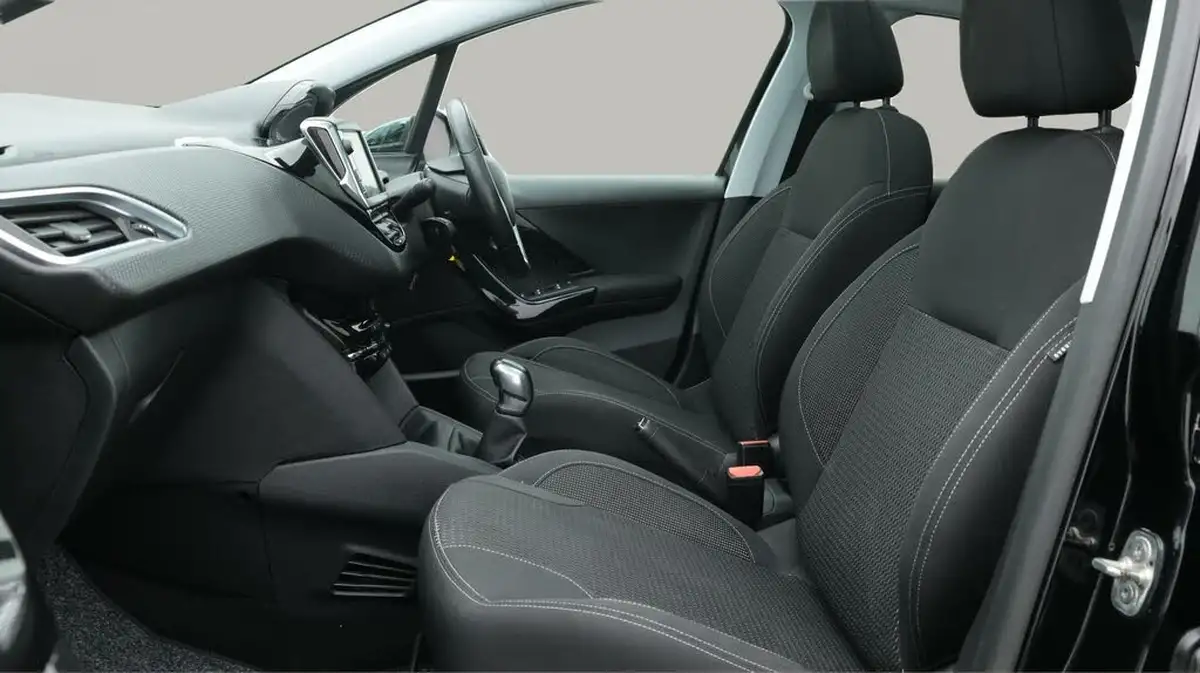2019-peugeot-208-12-puretech-tech-edition-82bhp-big-14
