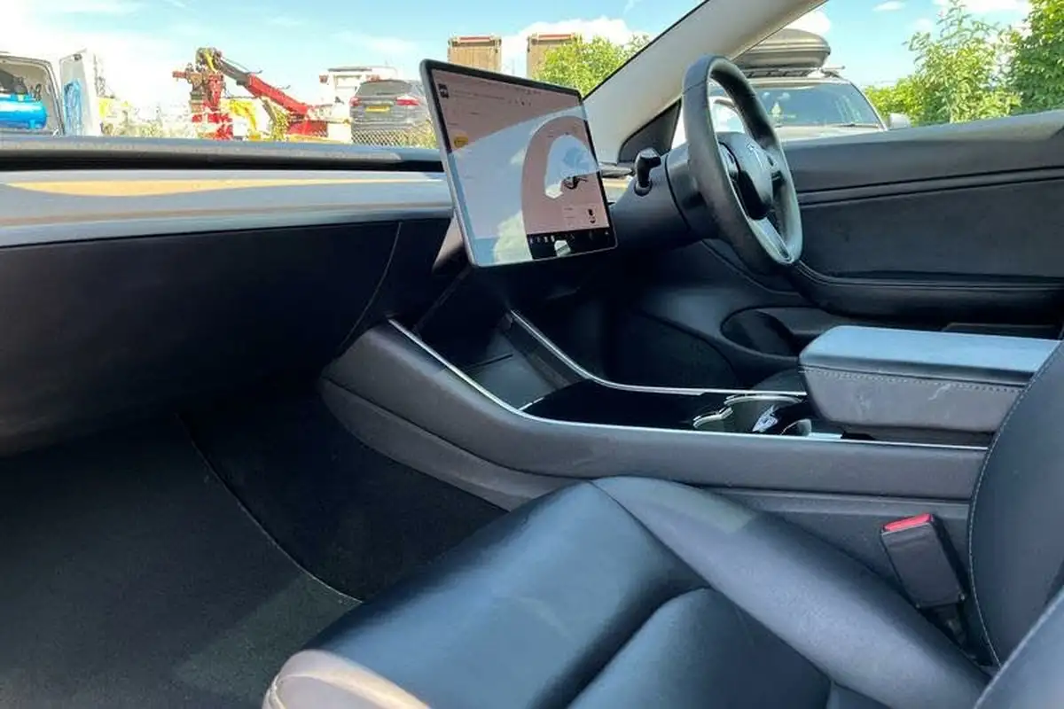 2020-tesla-model-3-e-long-range-big-17