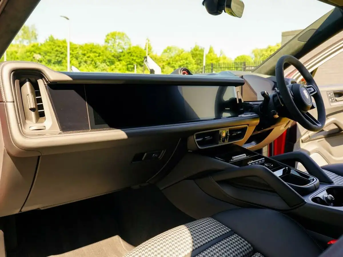 2025-porsche-cayenne-40-v8-gts-500ps-coupe-big-11