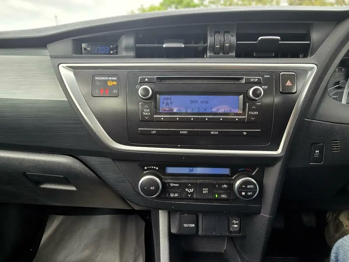 2014-toyota-auris-14td-active-touring-sports-big-22