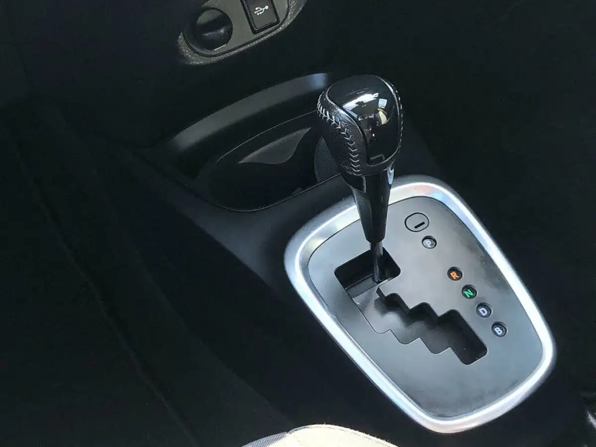 2019-toyota-yaris-15-vvt-i-icon-tech-98bhp-hybrid-1497cc-e-cvt-big-18