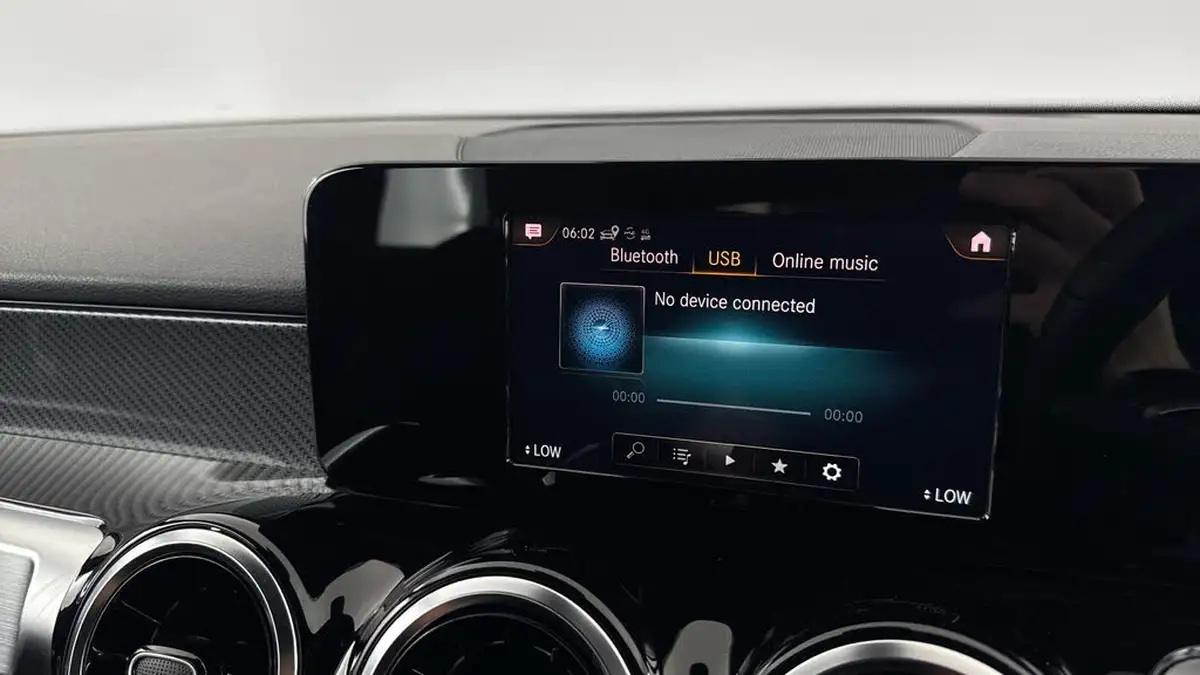 2021-mercedes-benz-glb-class-13-glb200-amg-line-8g-tronic-big-15